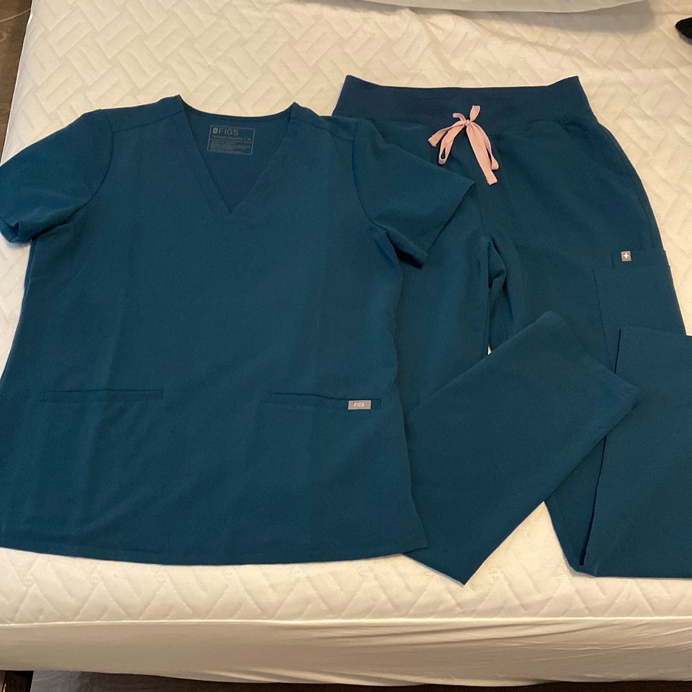Figs women’s scrubs